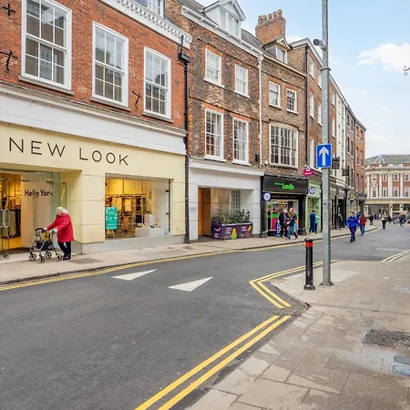 12 Stonegate Court York