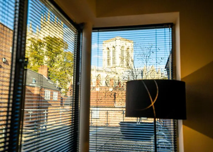 12 Stonegate Court Апартаменты *