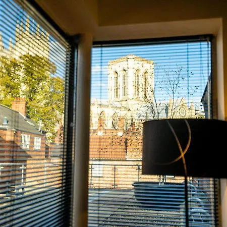 12 Stonegate Court Apartman *